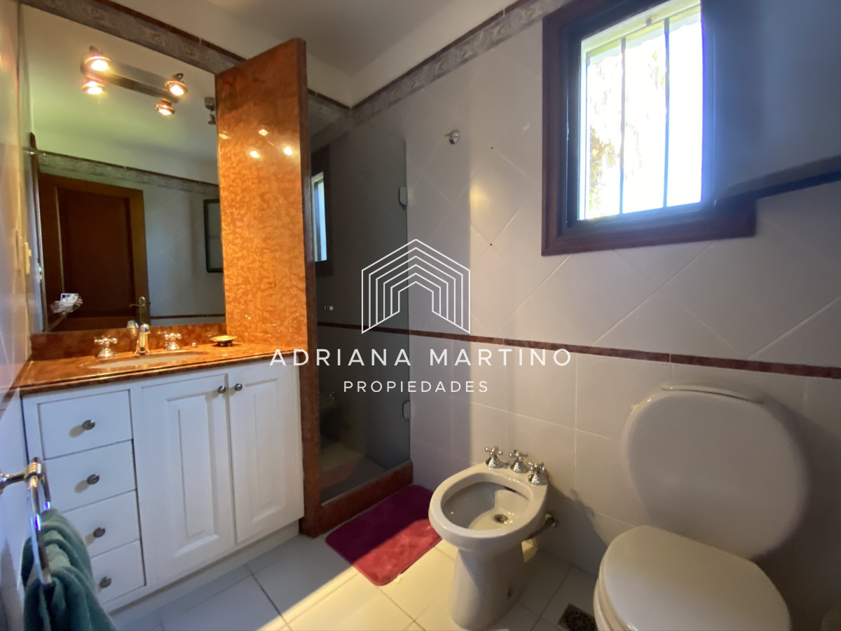 Casa ID.69114 - Espectacular casa a una cuadra de la playa. 7 dormitorios, 6 baños. Vista al mar. Amplios y luminosos ambientes, buena construcción. Buena ubicación