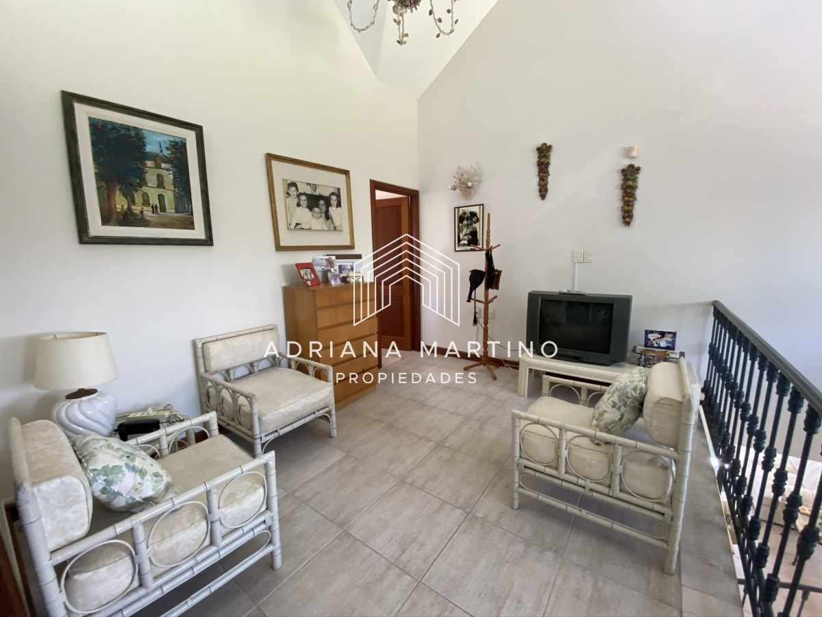 Casa ID.69114 - Espectacular casa a una cuadra de la playa. 7 dormitorios, 6 baños. Vista al mar. Amplios y luminosos ambientes, buena construcción. Buena ubicación