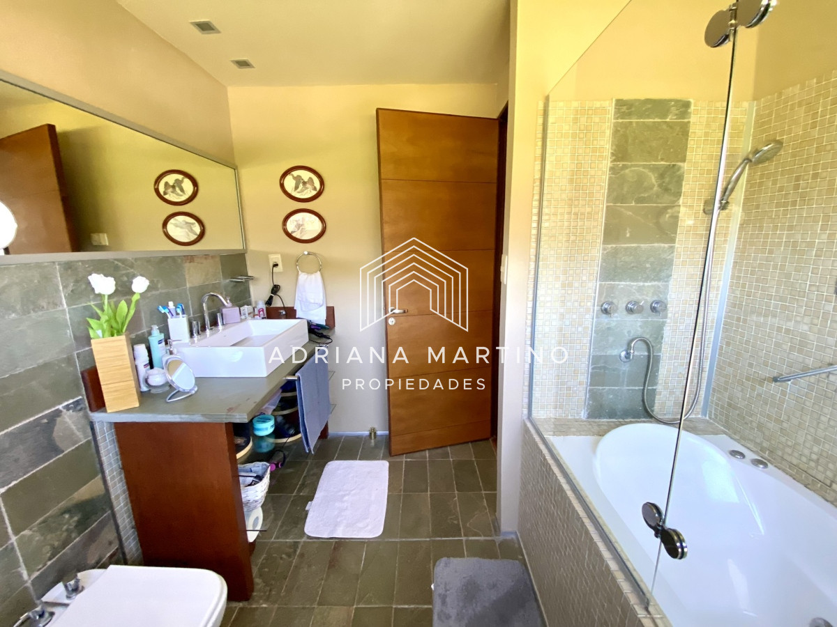 Casa ID.70611 - Hermosa residencia en playa brava a metros del mar  punta del este