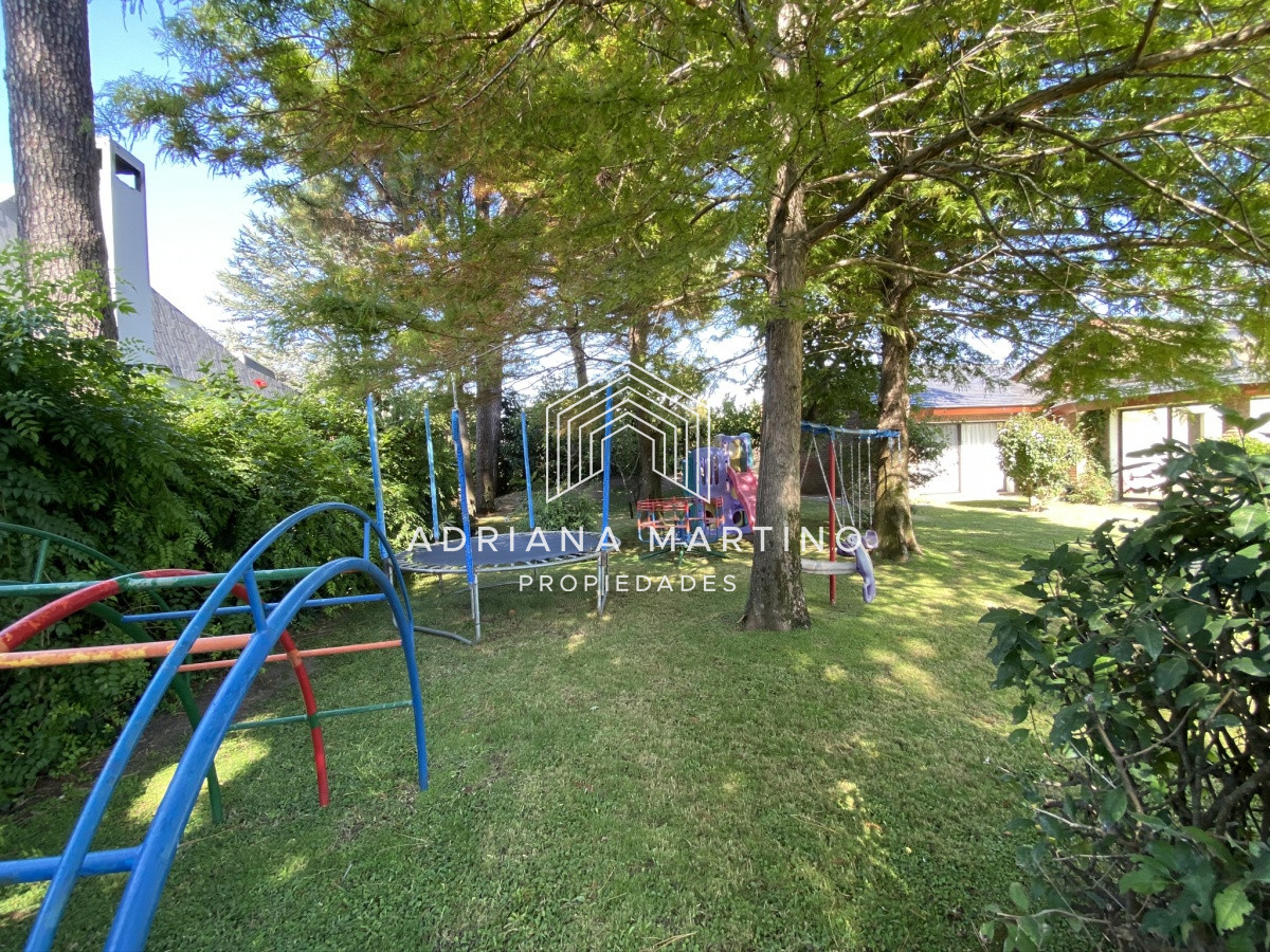 Casa ID.69114 - Espectacular casa a una cuadra de la playa. 7 dormitorios, 6 baños. Vista al mar. Amplios y luminosos ambientes, buena construcción. Buena ubicación