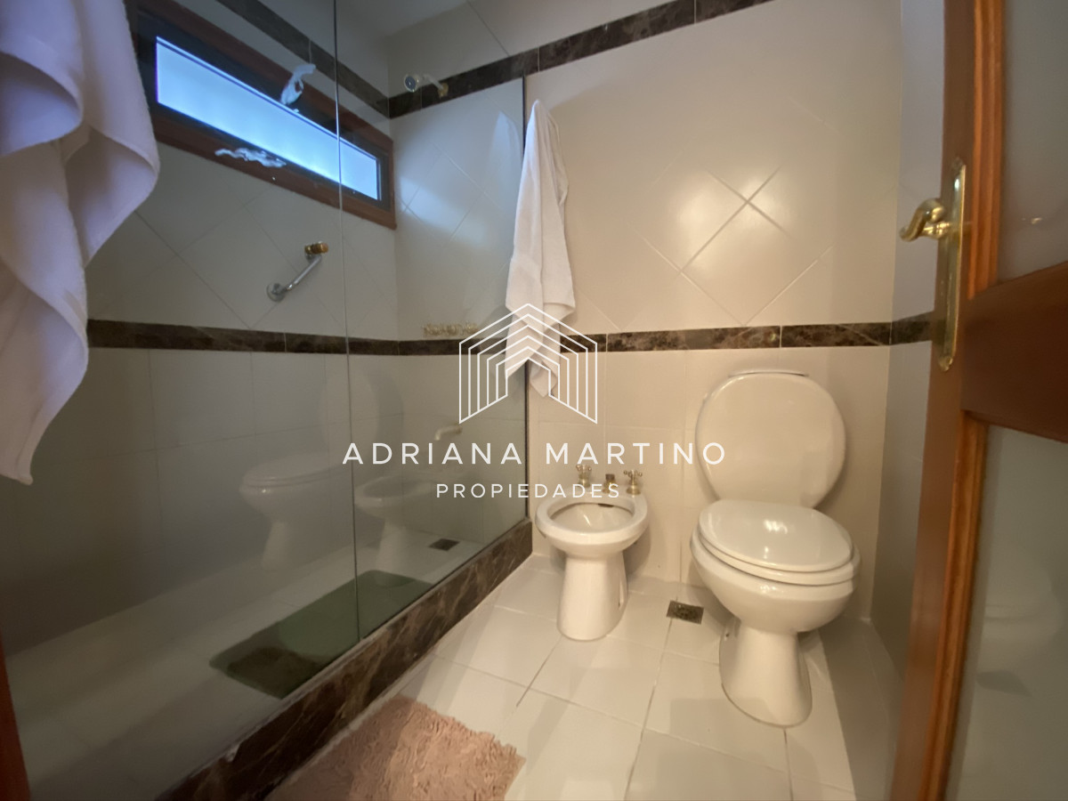 Casa ID.69114 - Espectacular casa a una cuadra de la playa. 7 dormitorios, 6 baños. Vista al mar. Amplios y luminosos ambientes, buena construcción. Buena ubicación