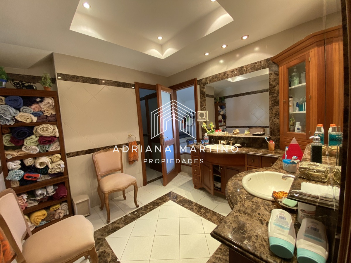 Casa ID.69114 - Espectacular casa a una cuadra de la playa. 7 dormitorios, 6 baños. Vista al mar. Amplios y luminosos ambientes, buena construcción. Buena ubicación