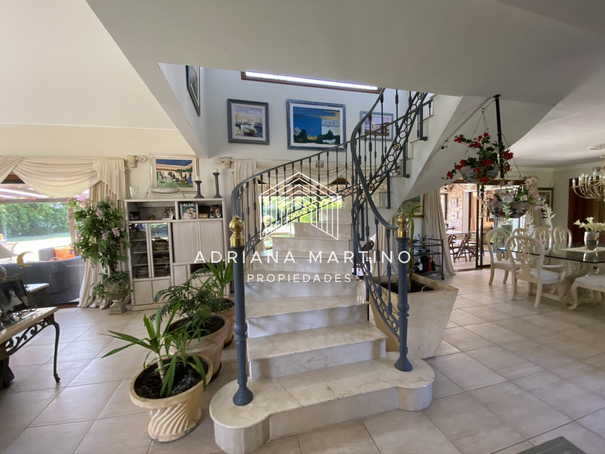 Casa ID.69114 - Espectacular casa a una cuadra de la playa. 7 dormitorios, 6 baños. Vista al mar. Amplios y luminosos ambientes, buena construcción. Buena ubicación