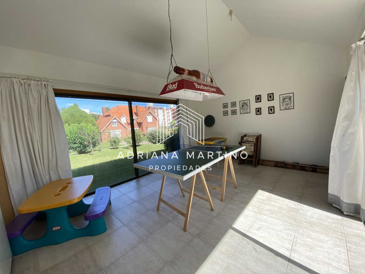 Casa ID.69114 - Espectacular casa a una cuadra de la playa. 7 dormitorios, 6 baños. Vista al mar. Amplios y luminosos ambientes, buena construcción. Buena ubicación