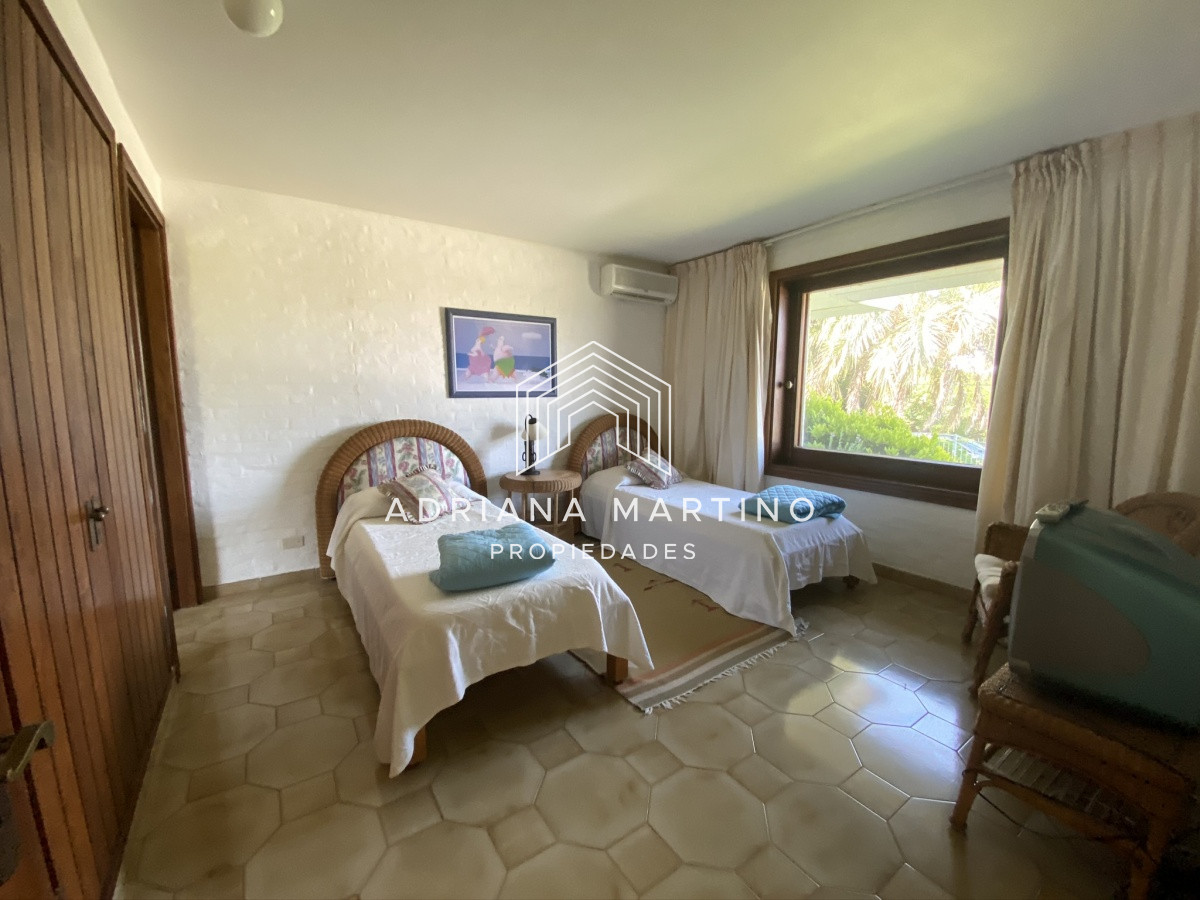Casa ID.34592 - Espectacular casa a pasos de playa brava Brava 5 dormitorios + doble dependencia ,piscina,gran parque y vista al mar