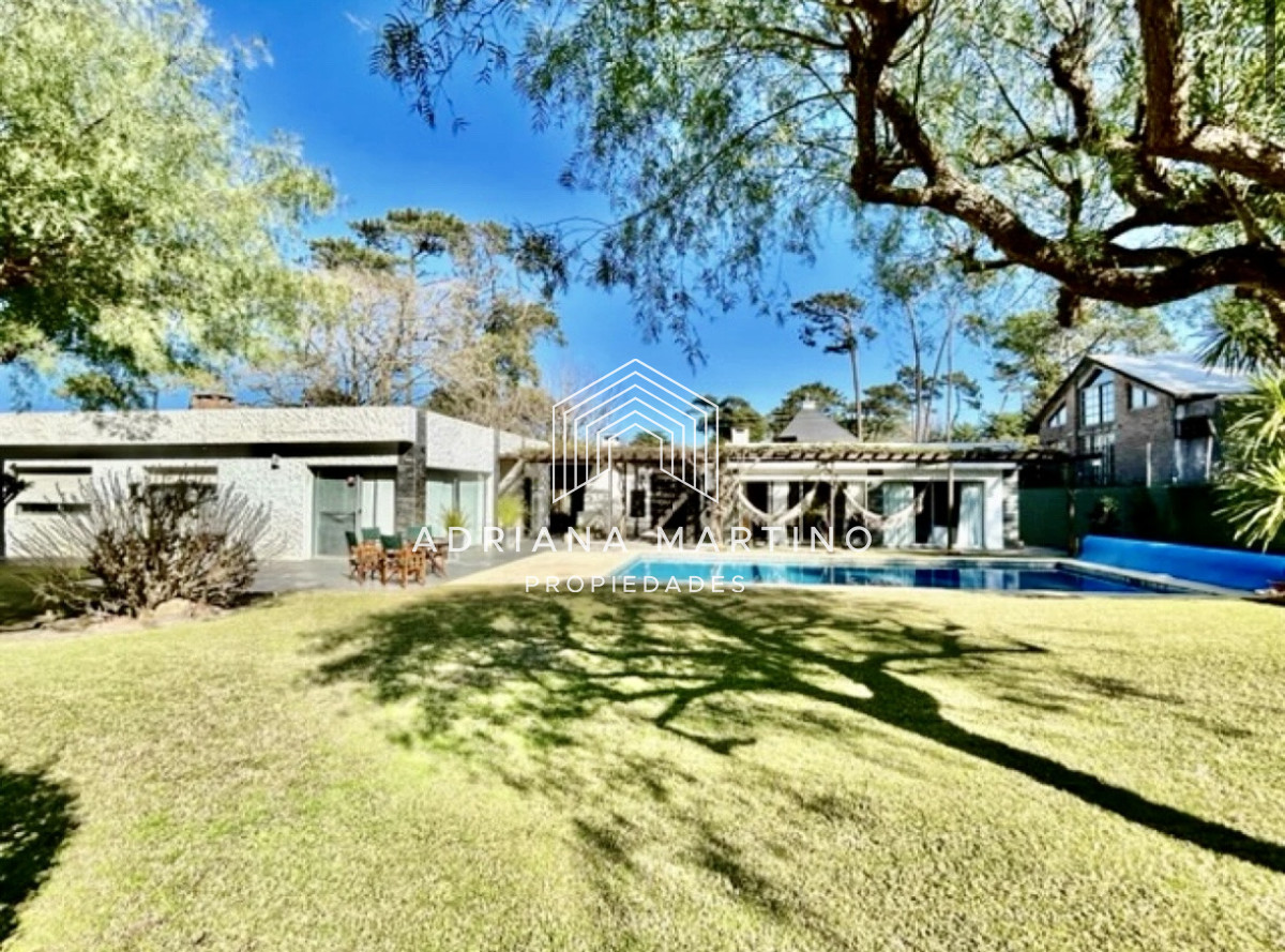 Casa ID.34091 - Casa en Rincón del Indio, a pocas cuadras del mar, con hermoso jardín y piscina