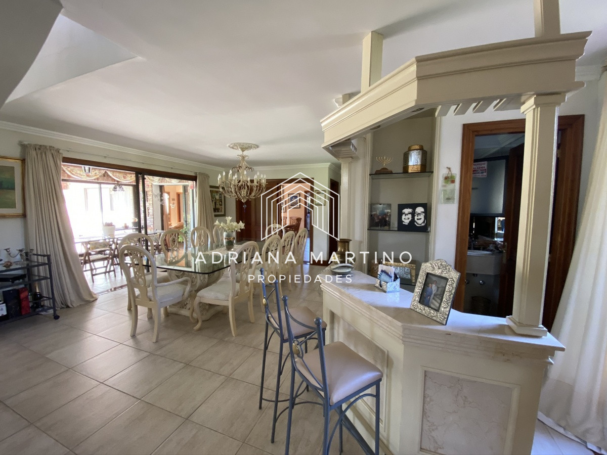 Casa ID.69114 - Espectacular casa a una cuadra de la playa. 7 dormitorios, 6 baños. Vista al mar. Amplios y luminosos ambientes, buena construcción. Buena ubicación