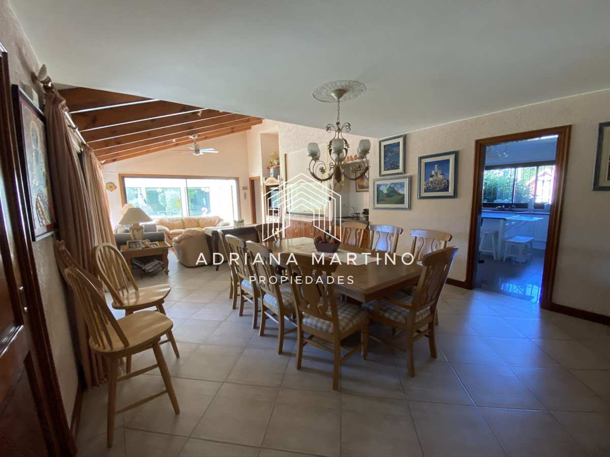 Casa ID.69114 - Espectacular casa a una cuadra de la playa. 7 dormitorios, 6 baños. Vista al mar. Amplios y luminosos ambientes, buena construcción. Buena ubicación