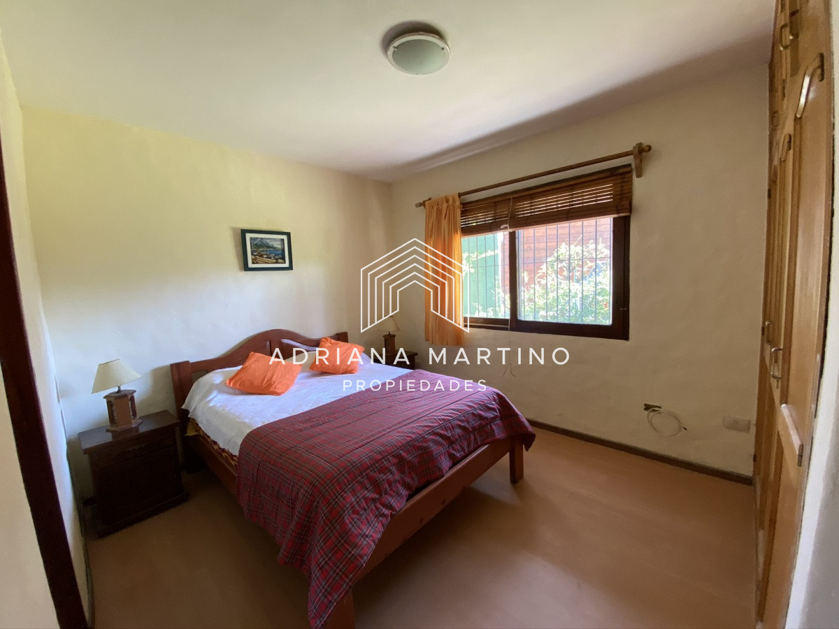 Casa ID.33379 - Casa en Pinares. Tres dormitorios, uno en suite, toilette, living comedor, dependencia de servicio. Piscina.