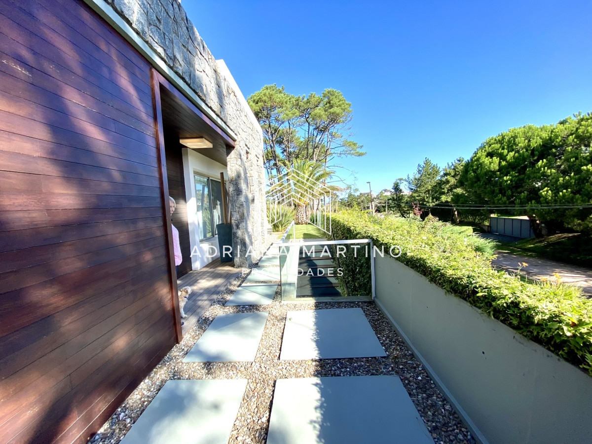 Casa ID.70611 - Hermosa residencia en playa brava a metros del mar  punta del este