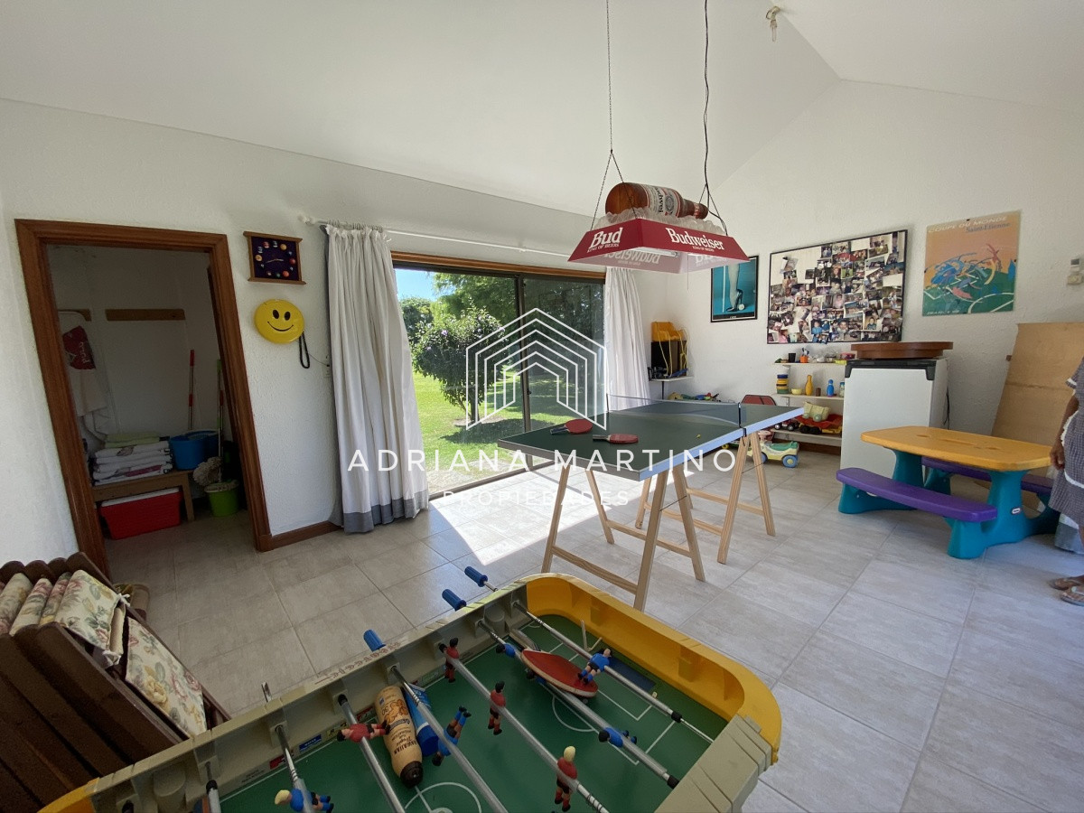 Casa ID.69114 - Espectacular casa a una cuadra de la playa. 7 dormitorios, 6 baños. Vista al mar. Amplios y luminosos ambientes, buena construcción. Buena ubicación