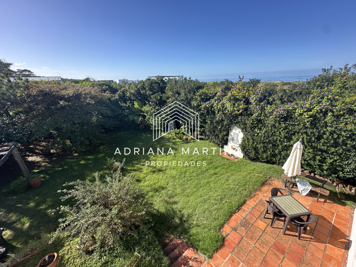 Casa ID.71156 - Venta de Casa a Metros del Mar – Entorno Natural y Amplio Terreno