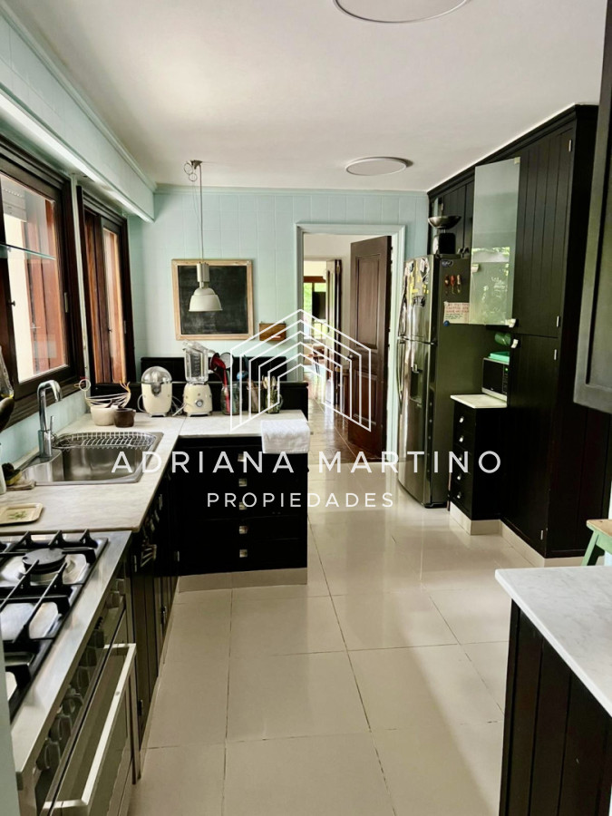 Casa ID.67494 - Casa en venta y alquiler anual, ubicada en un barrio muy tranquilo y con una excelente ubicación, ideal para vivir todo el año.