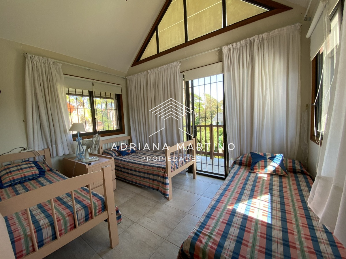Casa ID.69114 - Espectacular casa a una cuadra de la playa. 7 dormitorios, 6 baños. Vista al mar. Amplios y luminosos ambientes, buena construcción. Buena ubicación