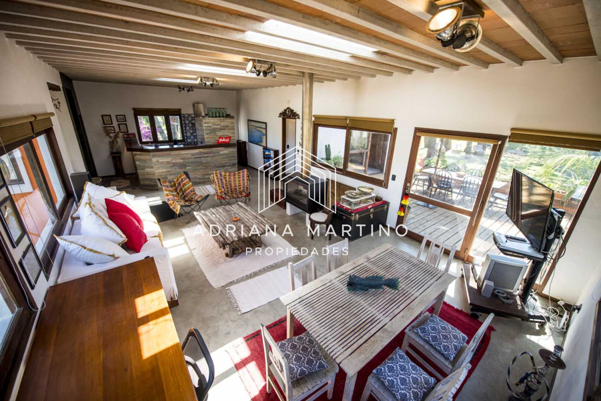 Cómoda casa ubicada en un precioso entorno. Amplios  y cálidos espacios. - GoPunta - Portal Inmobiliario de Punta del Este - Maldonado