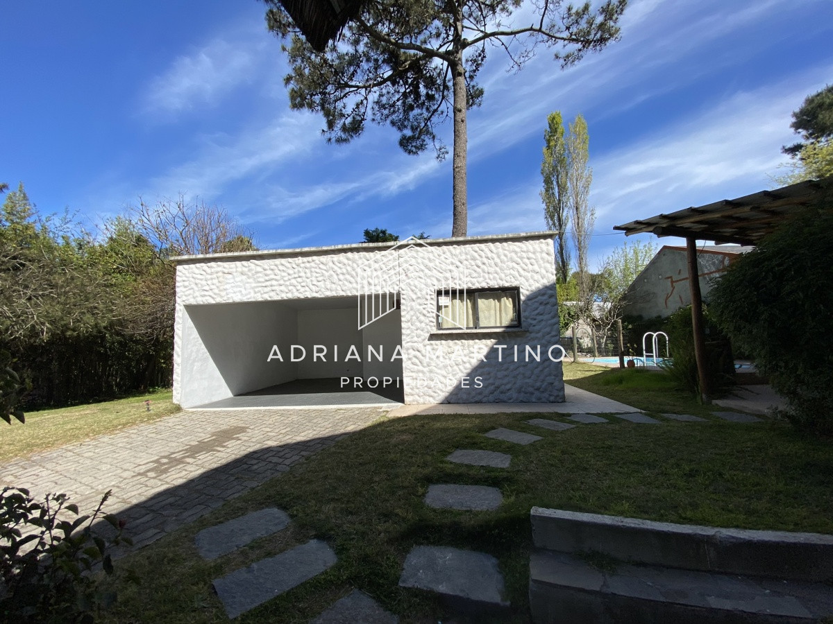 Casa ID.33379 - Casa en Pinares. Tres dormitorios, uno en suite, toilette, living comedor, dependencia de servicio. Piscina.