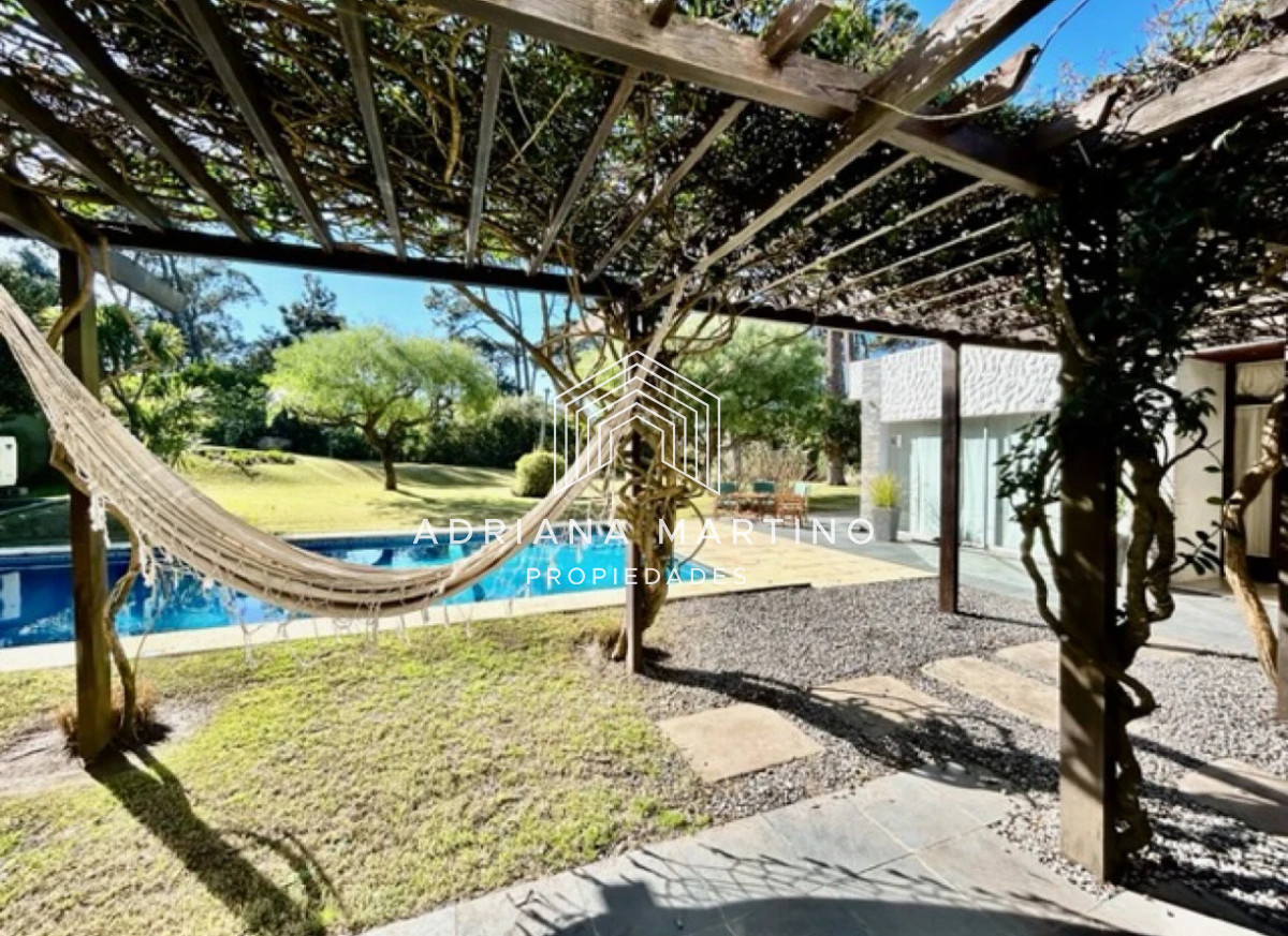 Casa ID.34091 - Casa en Rincón del Indio, a pocas cuadras del mar, con hermoso jardín y piscina