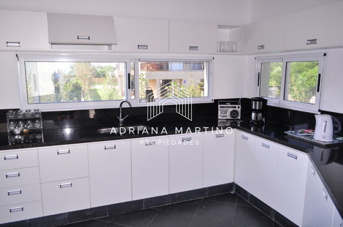 Casa ID.34384 - Hermosa casa ubicada en Punta Piedra, vista espectacular!