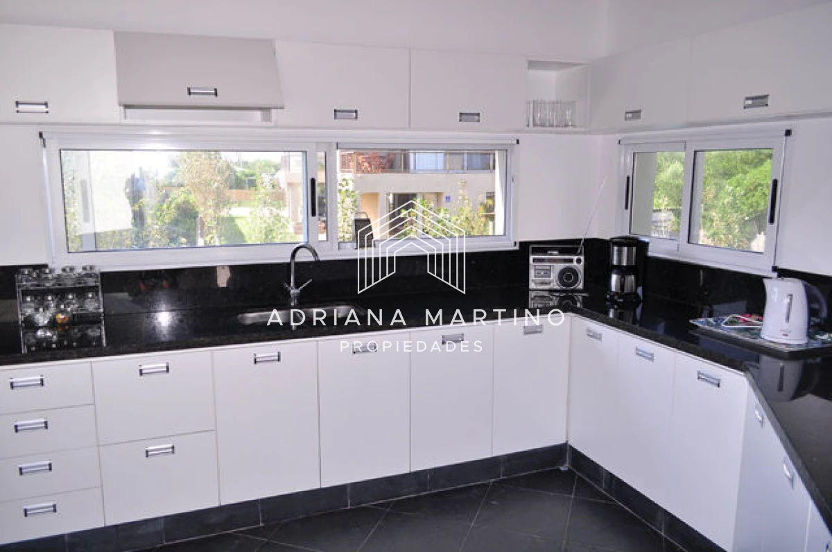 Casa ID.34384 - Hermosa casa ubicada en Punta Piedra, vista espectacular!