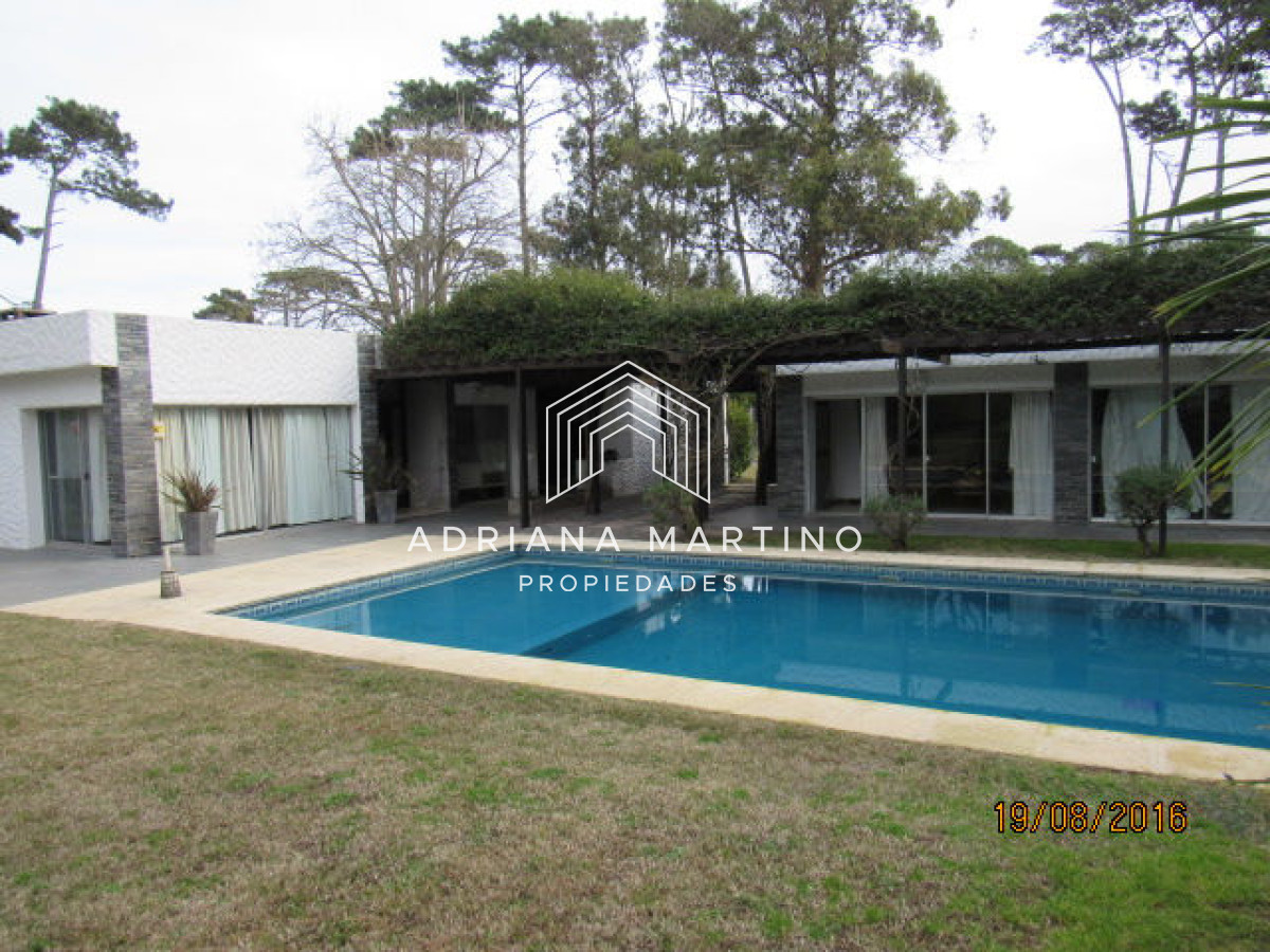 Casa ID.34091 - Casa en Rincón del Indio, a pocas cuadras del mar, con hermoso jardín y piscina