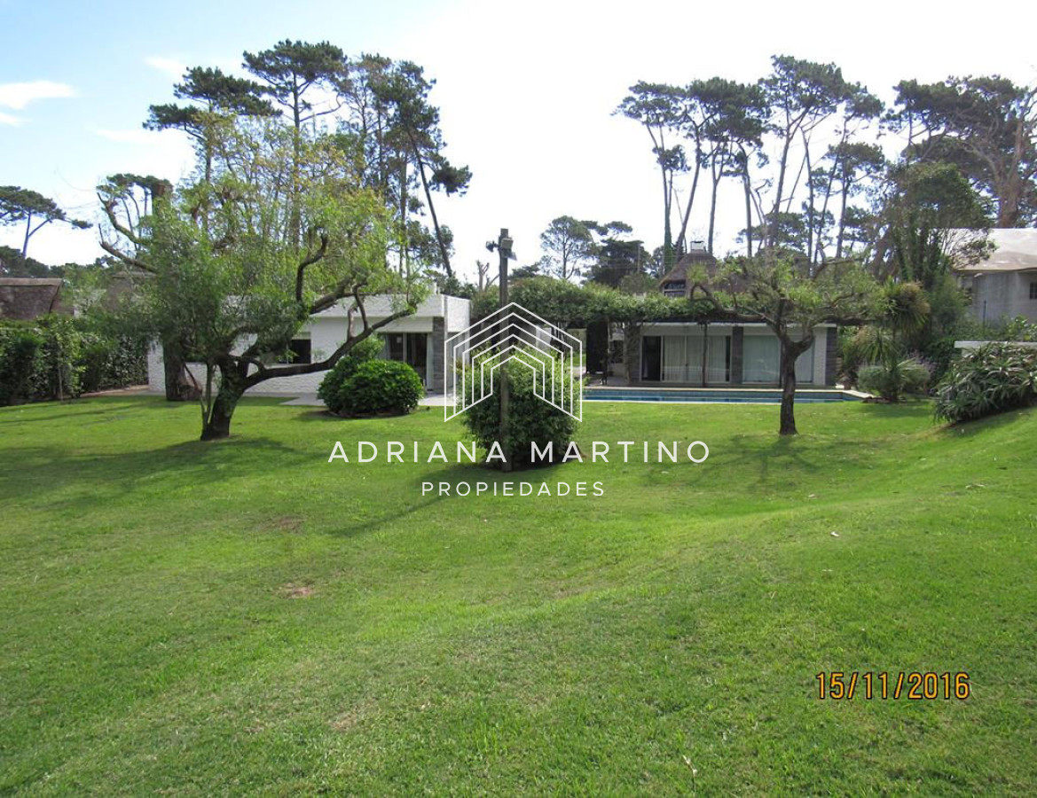 Casa ID.34091 - Casa en Rincón del Indio, a pocas cuadras del mar, con hermoso jardín y piscina