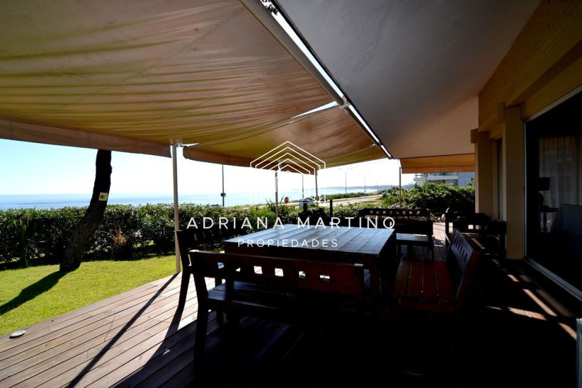 Casa ID.32672 - Magnifica casa ubicada frente a playa mansa, con espectacular vista al mar.