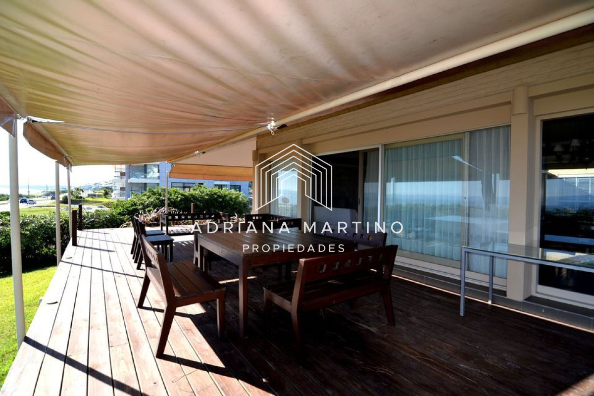 Casa ID.32672 - Magnifica casa ubicada frente a playa mansa, con espectacular vista al mar.