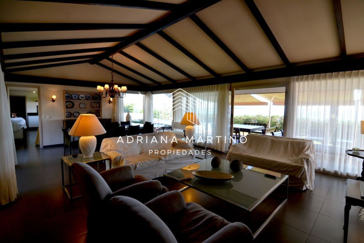 Casa ID.32672 - Magnifica casa ubicada frente a playa mansa, con espectacular vista al mar.