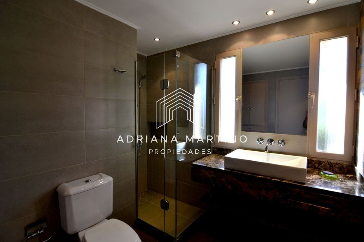 Casa ID.32672 - Magnifica casa ubicada frente a playa mansa, con espectacular vista al mar.