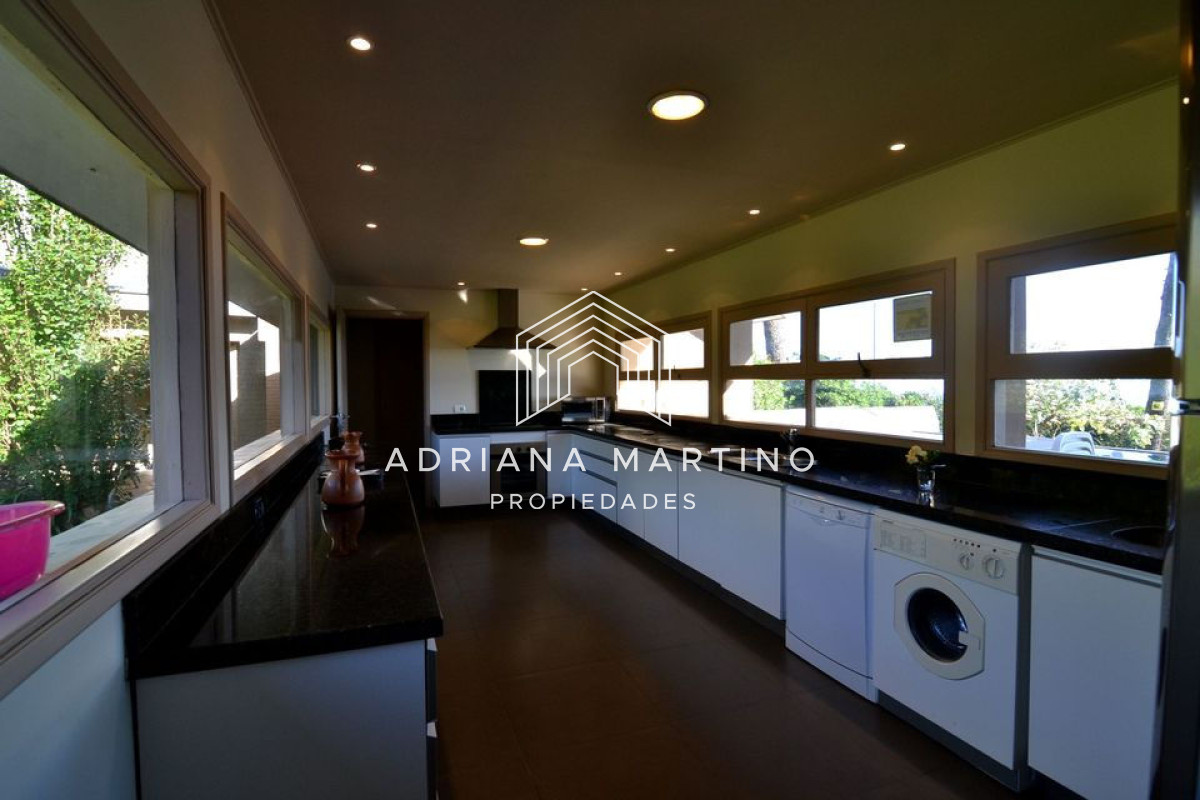 Casa ID.32672 - Magnifica casa ubicada frente a playa mansa, con espectacular vista al mar.