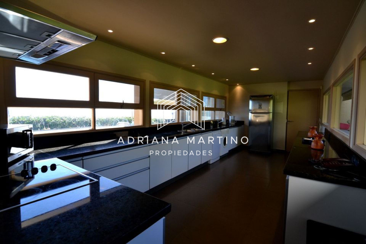 Casa ID.32672 - Magnifica casa ubicada frente a playa mansa, con espectacular vista al mar.