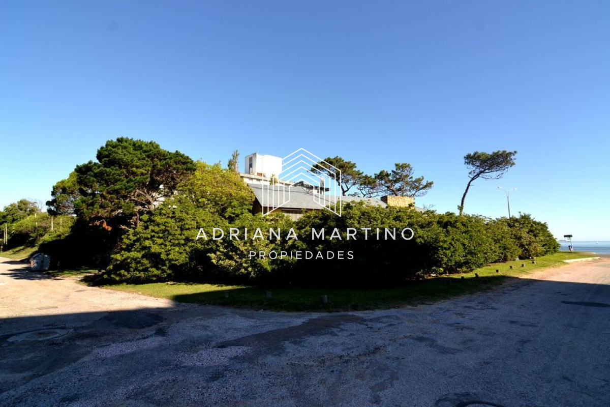 Casa ID.32672 - Magnifica casa ubicada frente a playa mansa, con espectacular vista al mar.