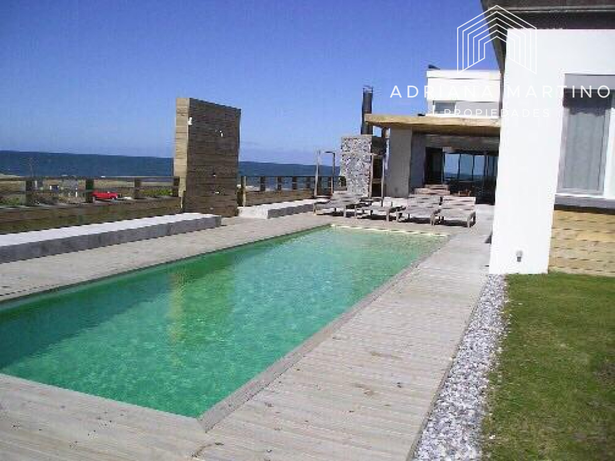 Hermosa casa en uno de los mas exclusivos balnearios de Punta del Este.