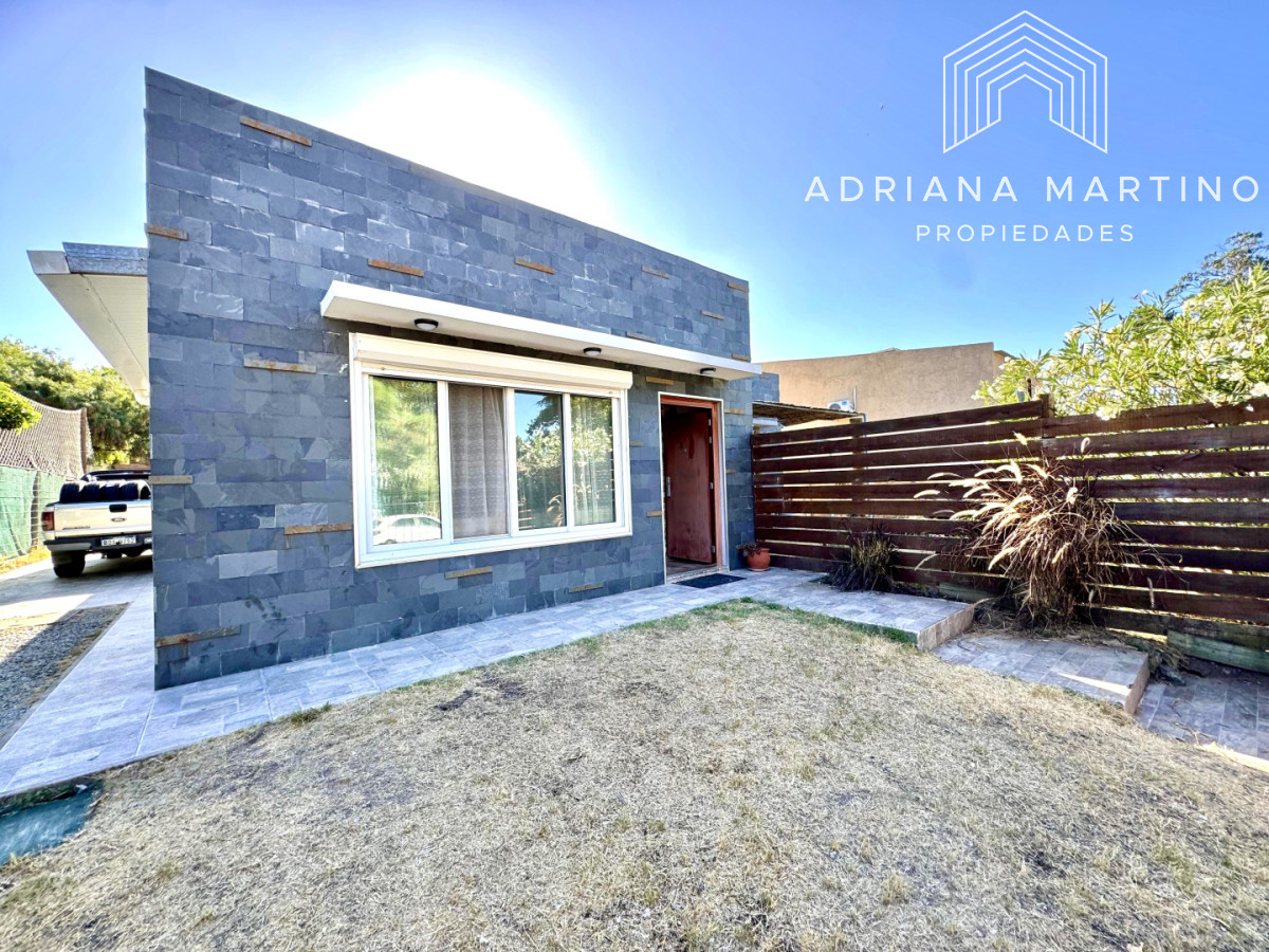 Casa en venta en Pinares, Punta del Este, ubicada en una zona tranquila y residencial, ideal para vivir todo el año.