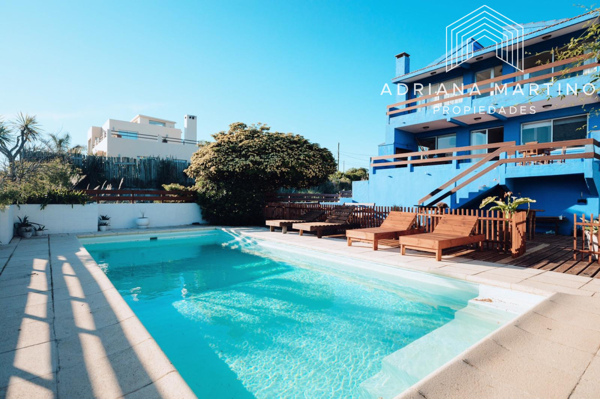 Espectacular casa ubicada en Manantiales, uno de los mas exclusivos balnearios.