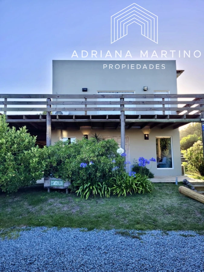 Espectacular casa de dos plantas ubicada sobre Ruta 10,en un entorno privilegiado y con increíbles vistas al mar