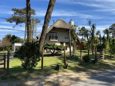 Casa en Pinares. Tres dormitorios, uno en suite, toilette, living comedor, dependencia de servicio. Piscina.