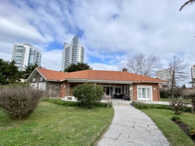 Hermosa residencia de construcción tradicional en primeras paradas de la mansa   