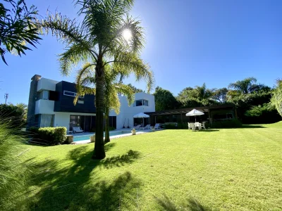 Hermosa residencia en playa brava a metros del mar  punta del este