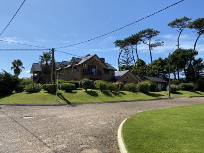 Espectacular casa a una cuadra de la playa. 7 dormitorios, 6 baños. Vista al mar. Amplios y luminosos ambientes, buena construcción. Buena ubicación