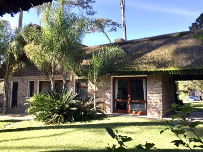 Casa en Pinares 3 dormitorios con piscina y parrillero, ideal para tus vacaciones!