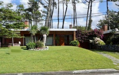 Hermoso Chalet a metros Del Mar sobre playa Mansa 