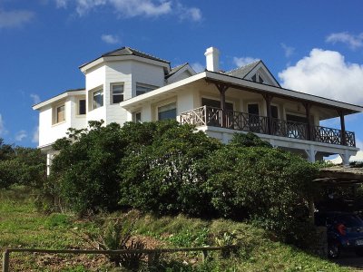 Hermosa casa con vista al mar, en Punta Piedras 4 dormitorios y dependencia ,con piscina y parrillero