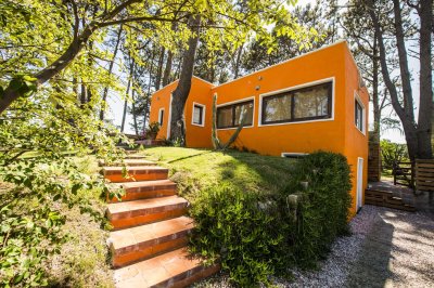 Cómoda casa ubicada en un precioso entorno. Amplios  y cálidos espacios.