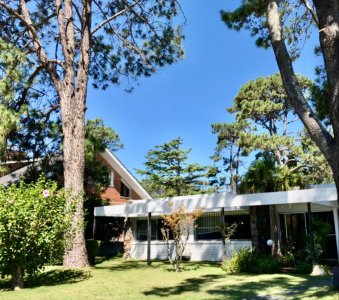 Excelente chalet en playa mansa 