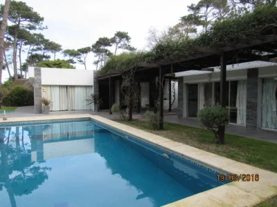 Casa en Rincón del Indio, a pocas cuadras del mar, con hermoso jardín y piscina