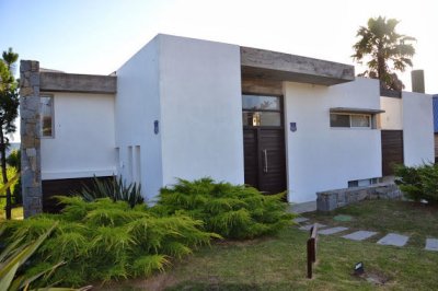 Moderna casa en El Chorro