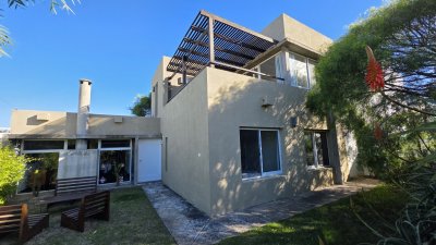 Vivi en Manantiales! Moderna casa a pocos metros del mar con maximo confort!