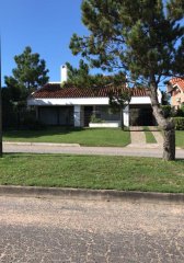 Cálida y confortable casa con una ubicación privilegiada!  Situada a  dos cuadras del mar