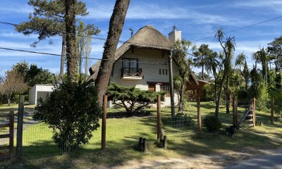 Casa en Pinares. Tres dormitorios, uno en suite, toilette, living comedor, dependencia de servicio. Piscina.